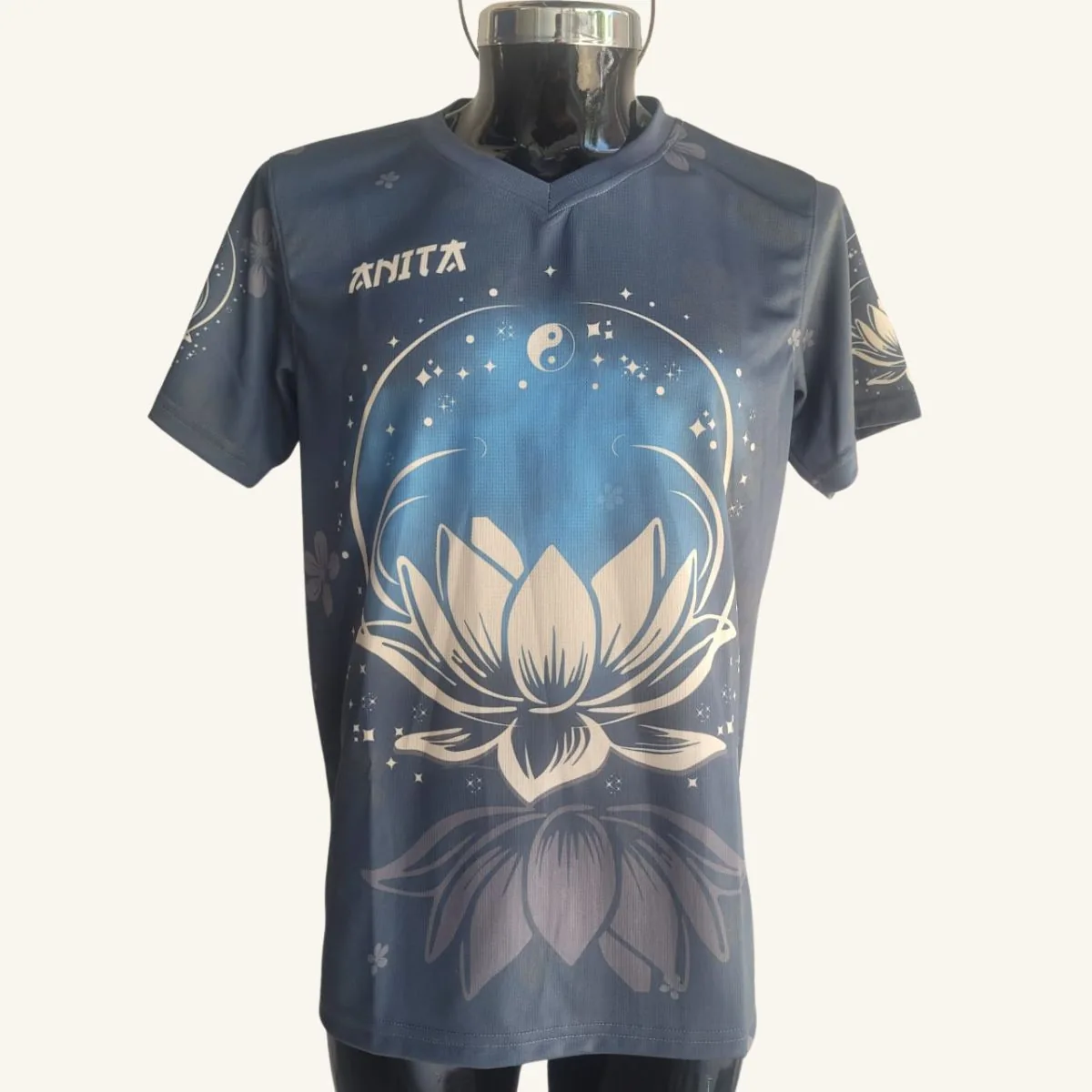 Playera de artes marciales personalizada con diseño de loto, vista frontal con nombre