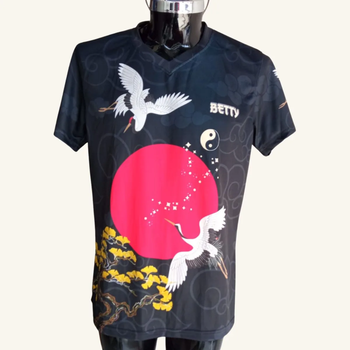 Playera de artes marciales personalizada negra con diseño de grullas, vista frontal con nombre