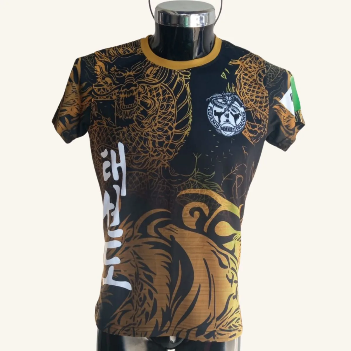 Playera de taekwondo personalizada Pequeños Grandes Dragones, diseño dorado, vista frontal