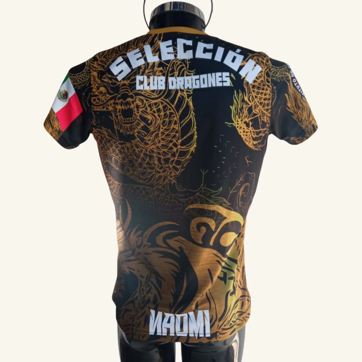 Playera de taekwondo Club Dragones, vista trasera con nombre de alumna