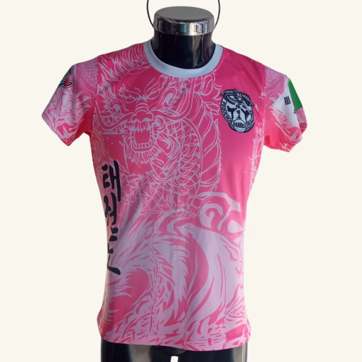 Playera de taekwondo personalizada Pequeños Grandes Dragones, diseño rosa, vista frontal