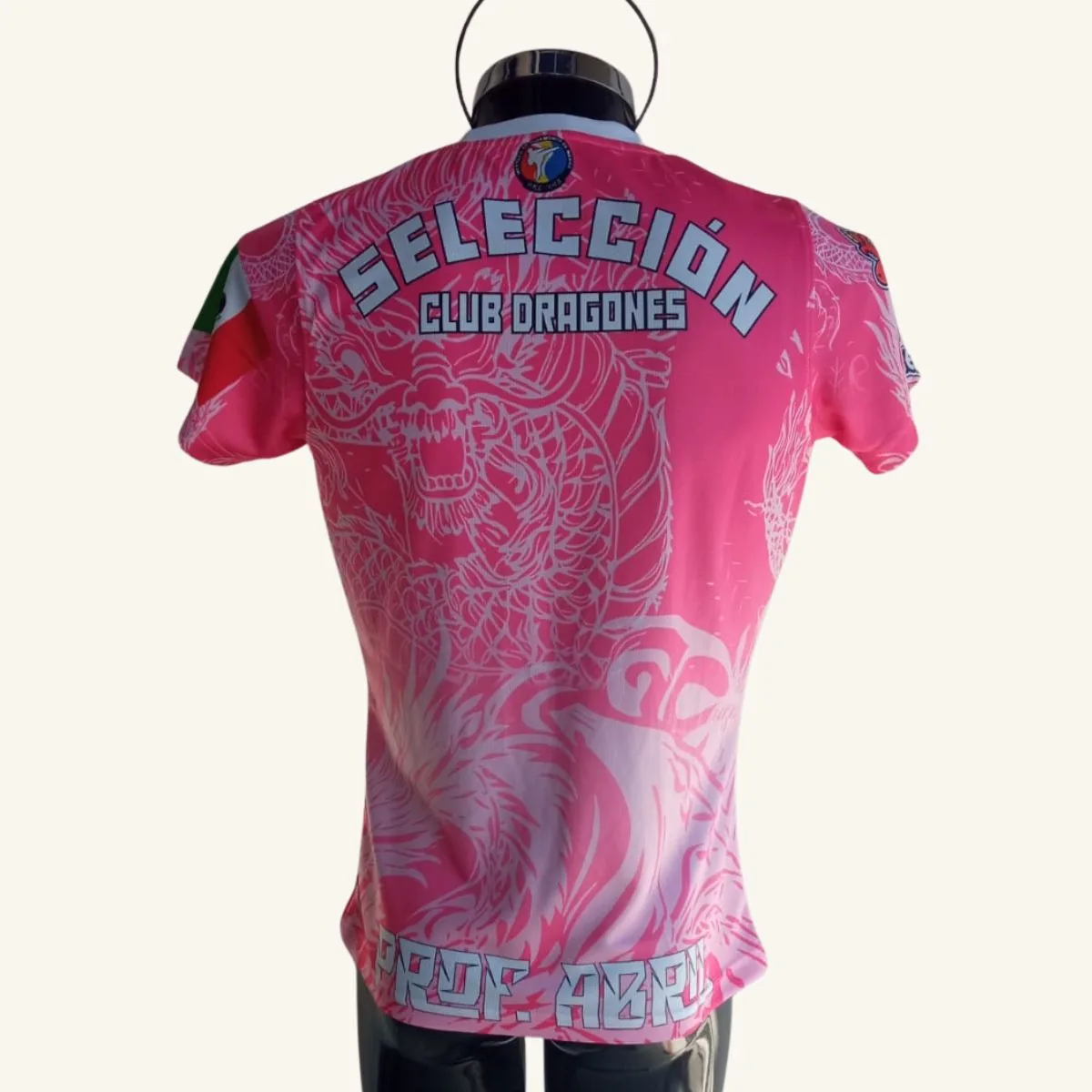Playera de taekwondo Club Dragones rosa, vista trasera con nombre de profesora