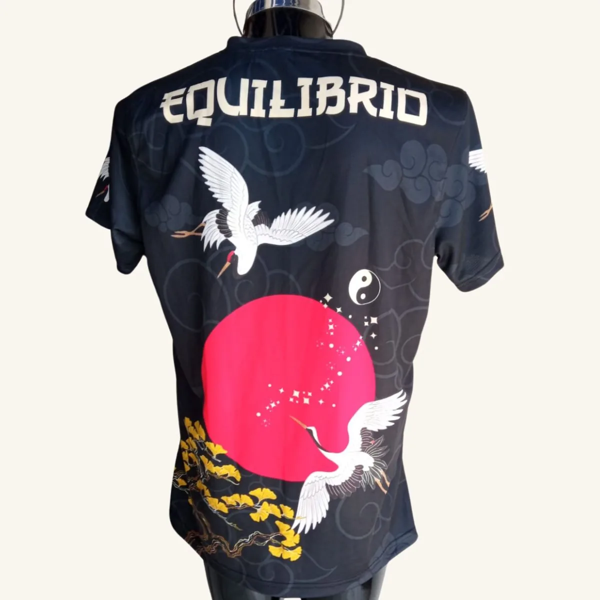 Playera de artes marciales personalizada con diseño de grullas y yin yang, vista trasera