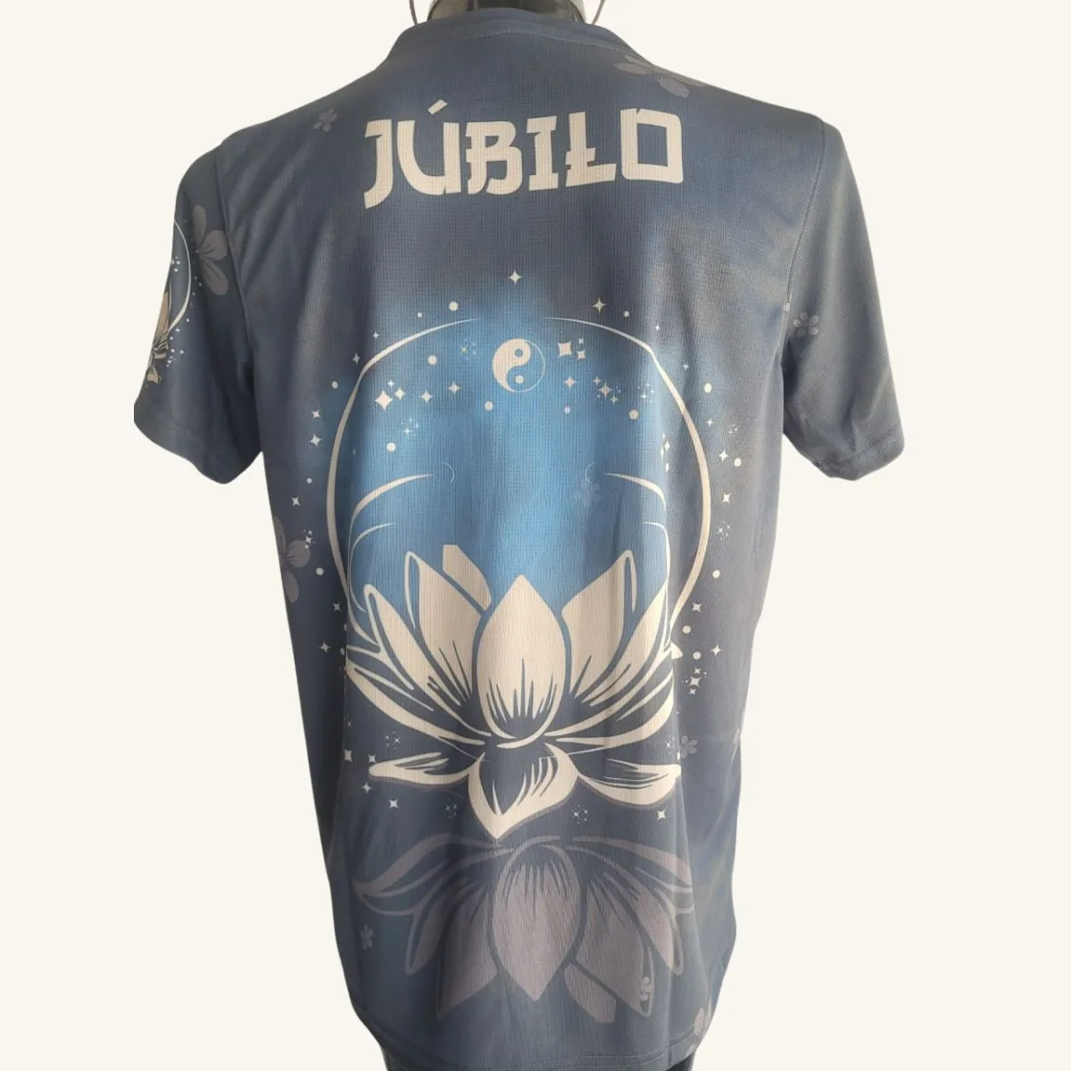 Playera de artes marciales personalizada con diseño de loto, vista trasera con nombre
