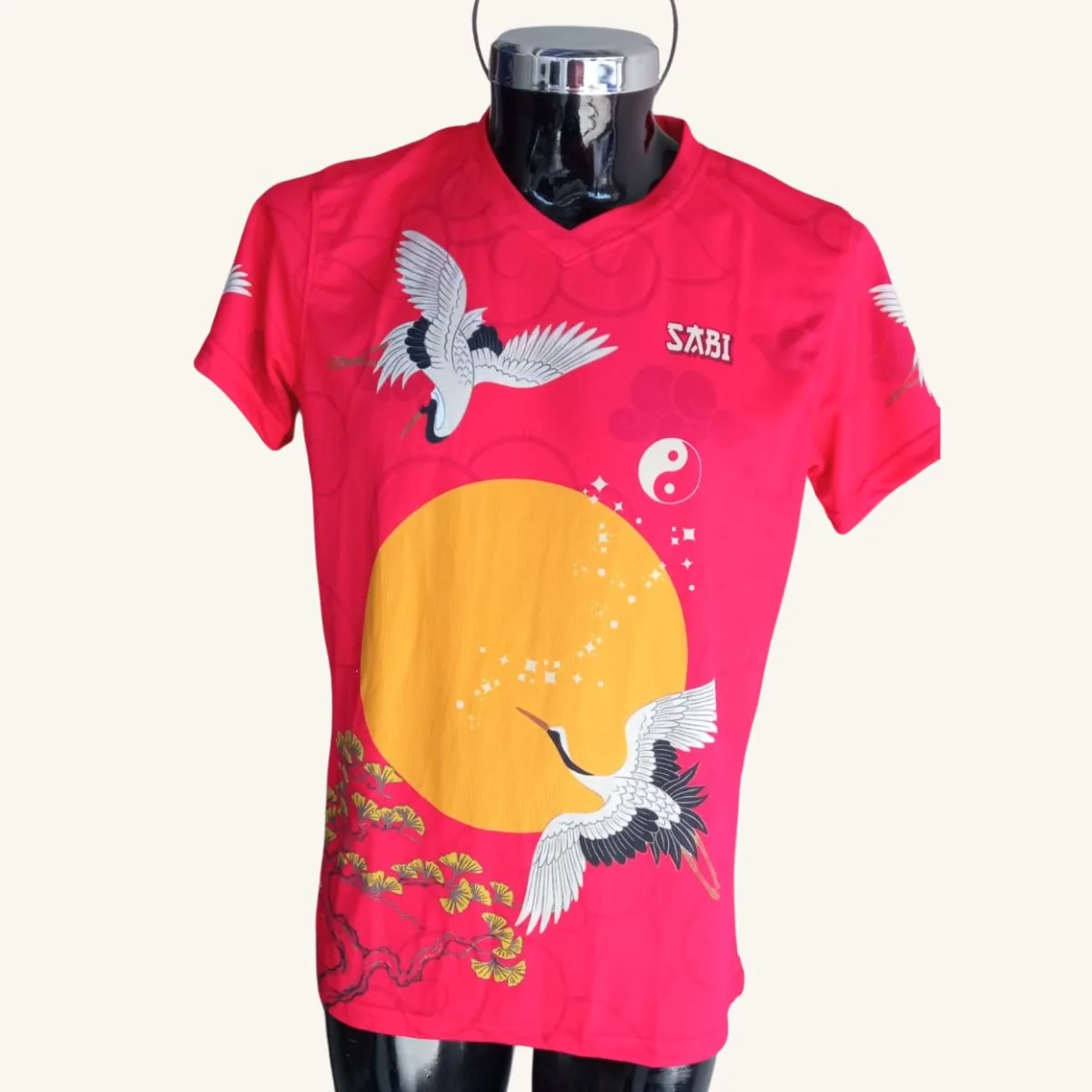 Playera de artes marciales personalizada roja con diseño de grullas, vista frontal con nombre
