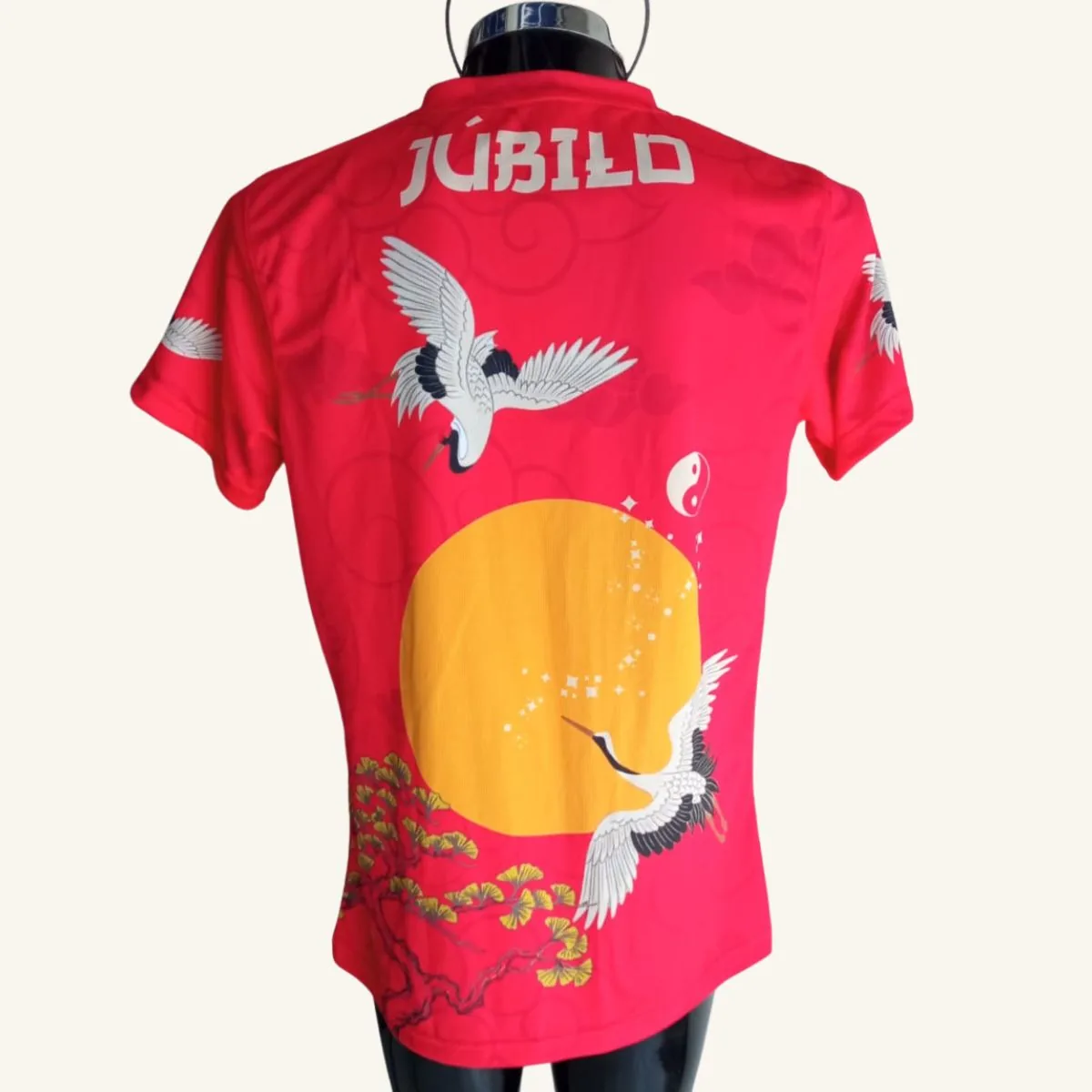 Playera de artes marciales personalizada roja, vista trasera con nombre y diseño de grullas