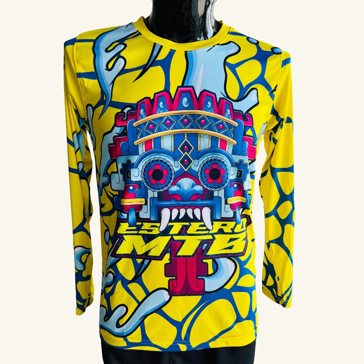Playera personalizada Estero MTB, diseño de máscara azteca amarilla, vista frontal
