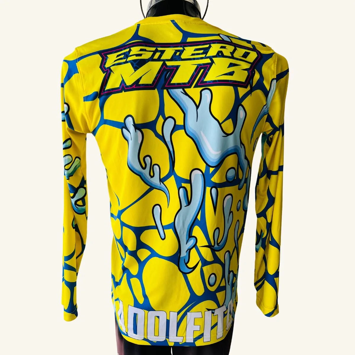 Playera personalizada Estero MTB amarilla, vista trasera con nombre