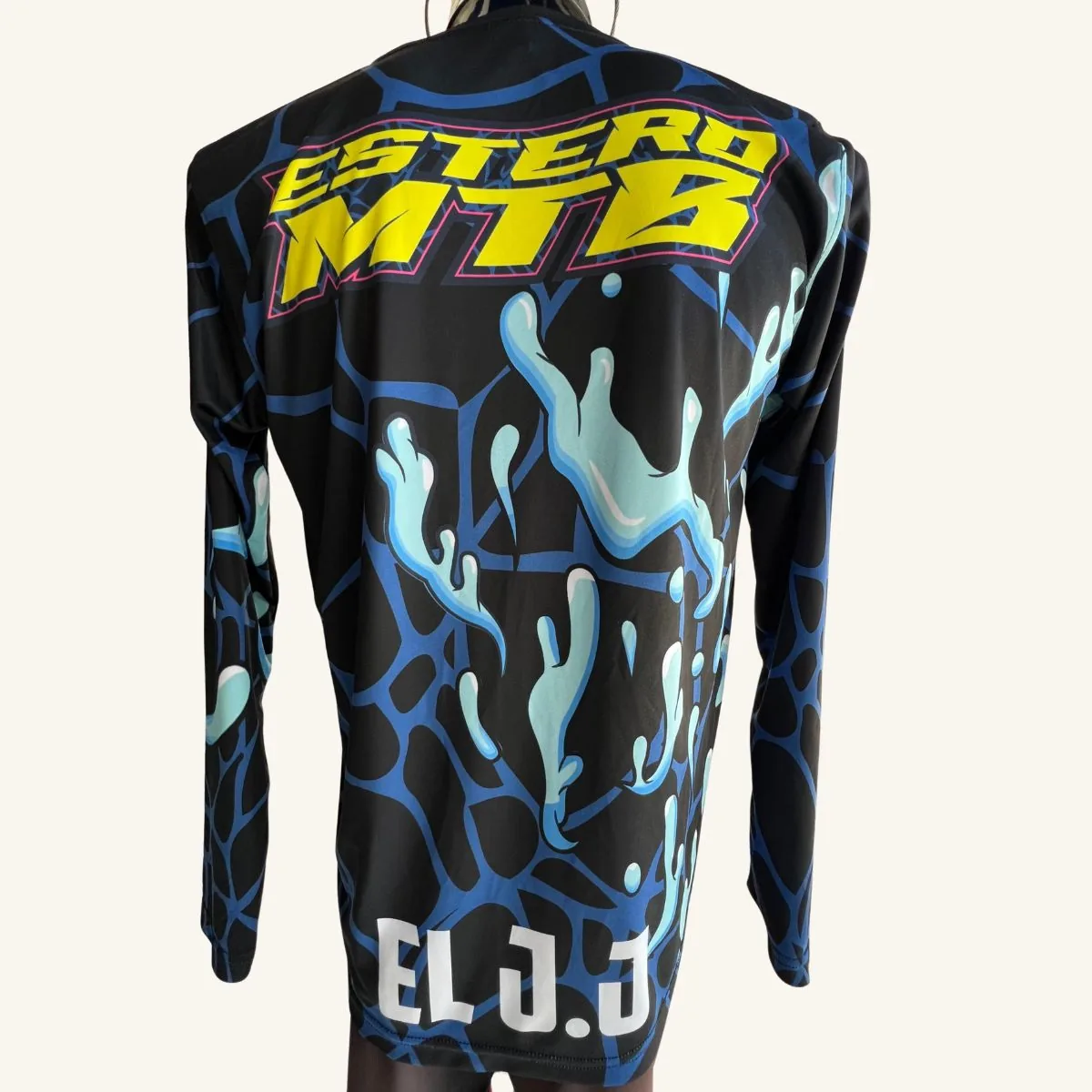 Playera personalizada Estero MTB azul, vista trasera con nombre