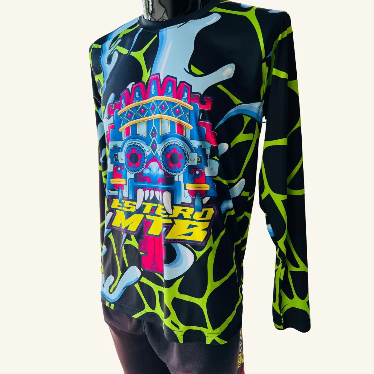 Playera personalizada Estero MTB, diseño de máscara azteca verde, vista frontal