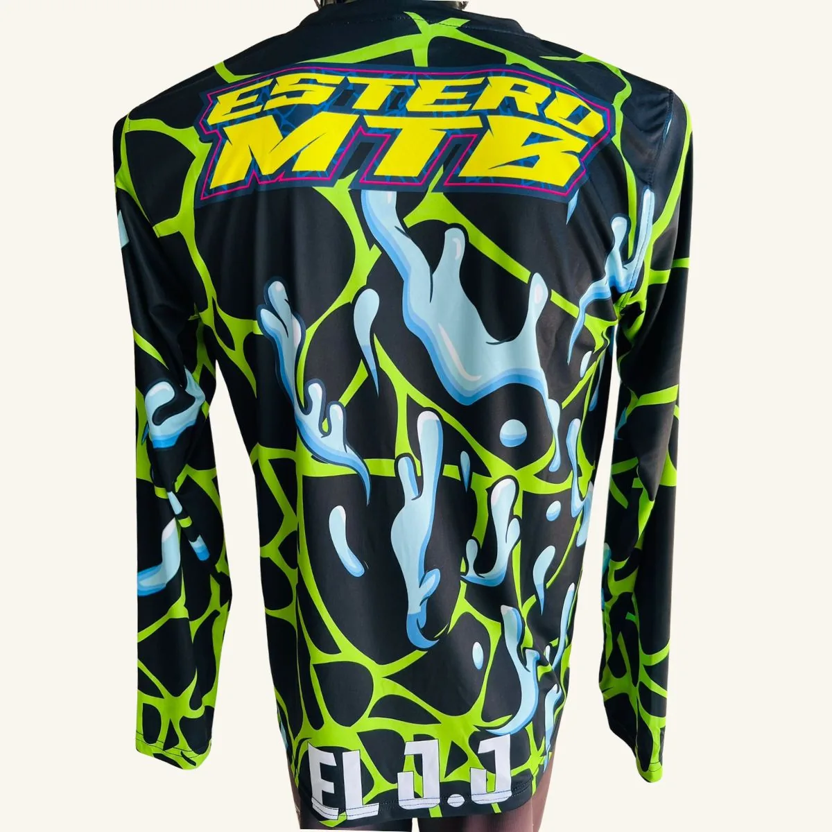 Playera personalizada Estero MTB verde, vista trasera con nombre
