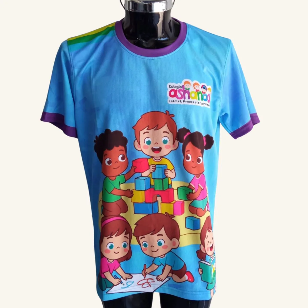 Playera escolar personalizada para el Colegio Ashanao, color azul, vista frontal