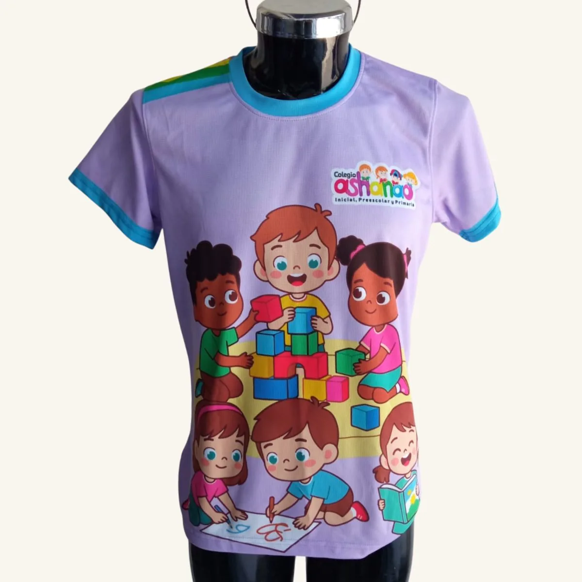 Playera escolar personalizada para el Colegio Ashanao, color lila, vista frontal