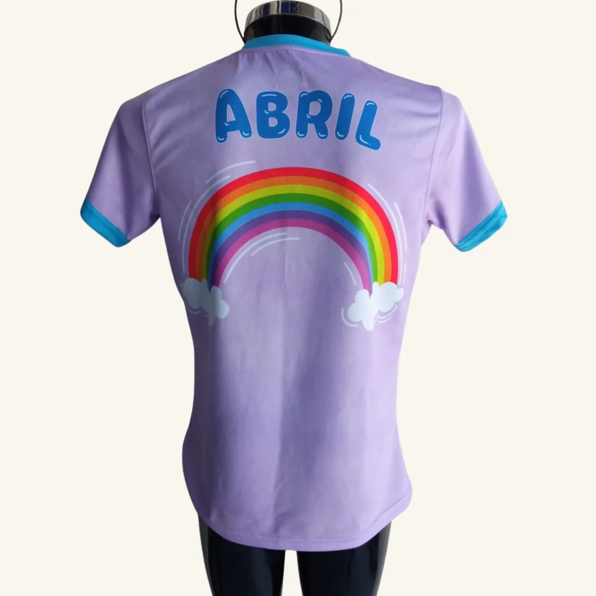 Playera escolar Colegio Ashanao, vista trasera con nombre de alumna y arcoíris