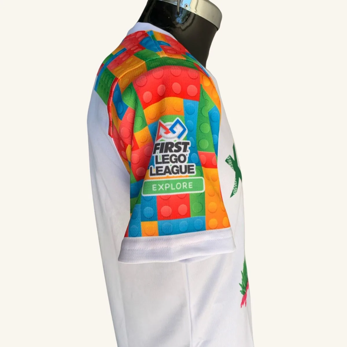 Playera personalizada First Lego League Explore, vista lateral con logo