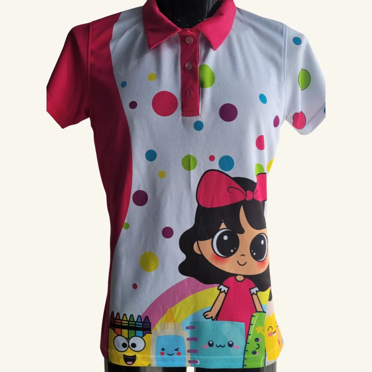 Polo escolar personalizado con diseño infantil y útiles escolares, versión niña