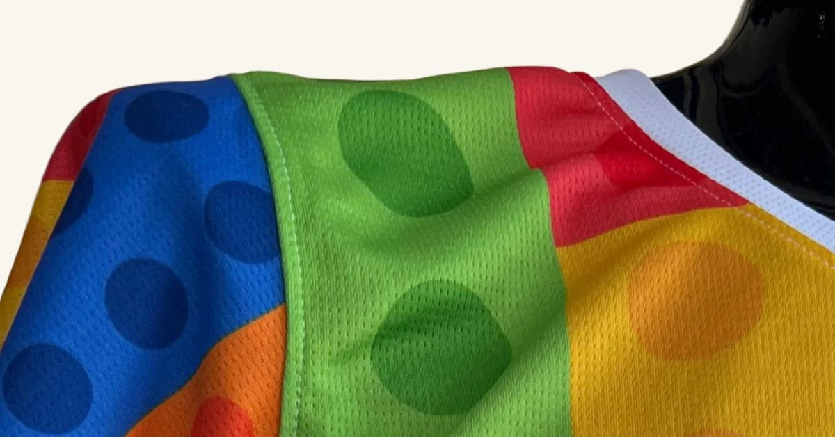 Detalle de costura y tonos de color supervisados en uniforme sublimado Mr. Grafik