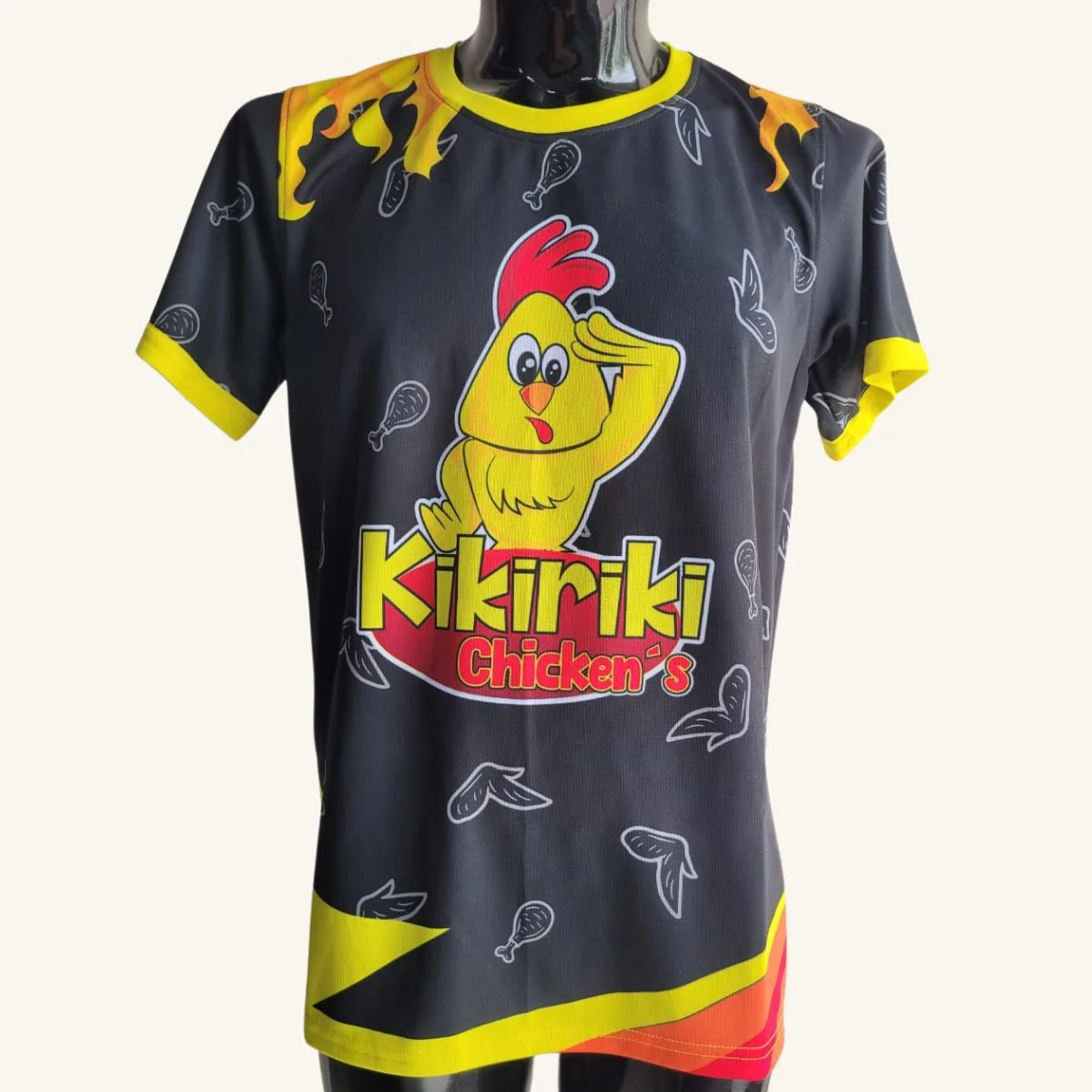 Playera corporativa personalizada para restaurante Kikiriki Chicken's, vista frontal