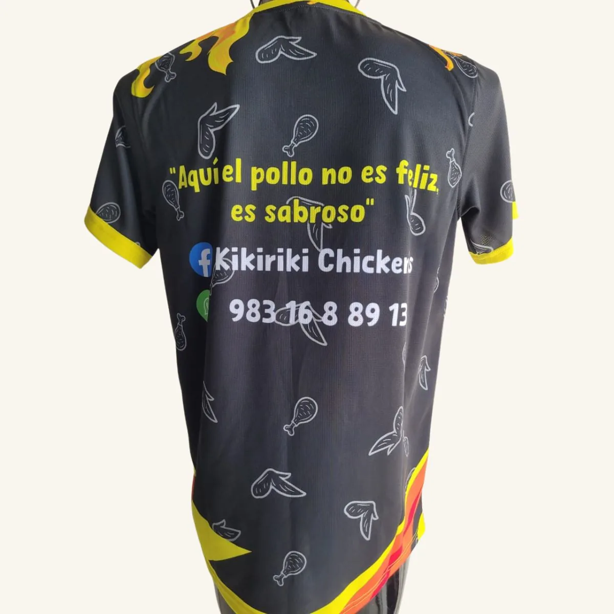 Playera corporativa Kikiriki Chicken's, vista trasera con frase y contacto