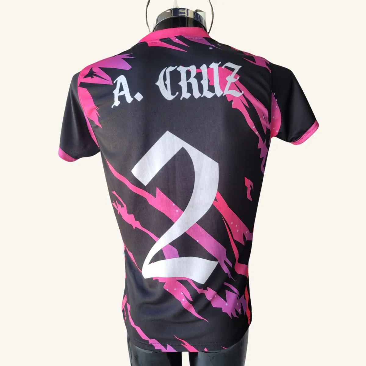 Playera de fútbol personalizada Maka F.C., vista trasera con nombre A. Cruz y número 2