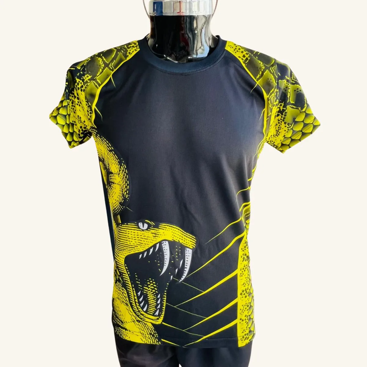 Playera de fútbol personalizada con diseño de cobra amarilla y negra, hecha en Chetumal