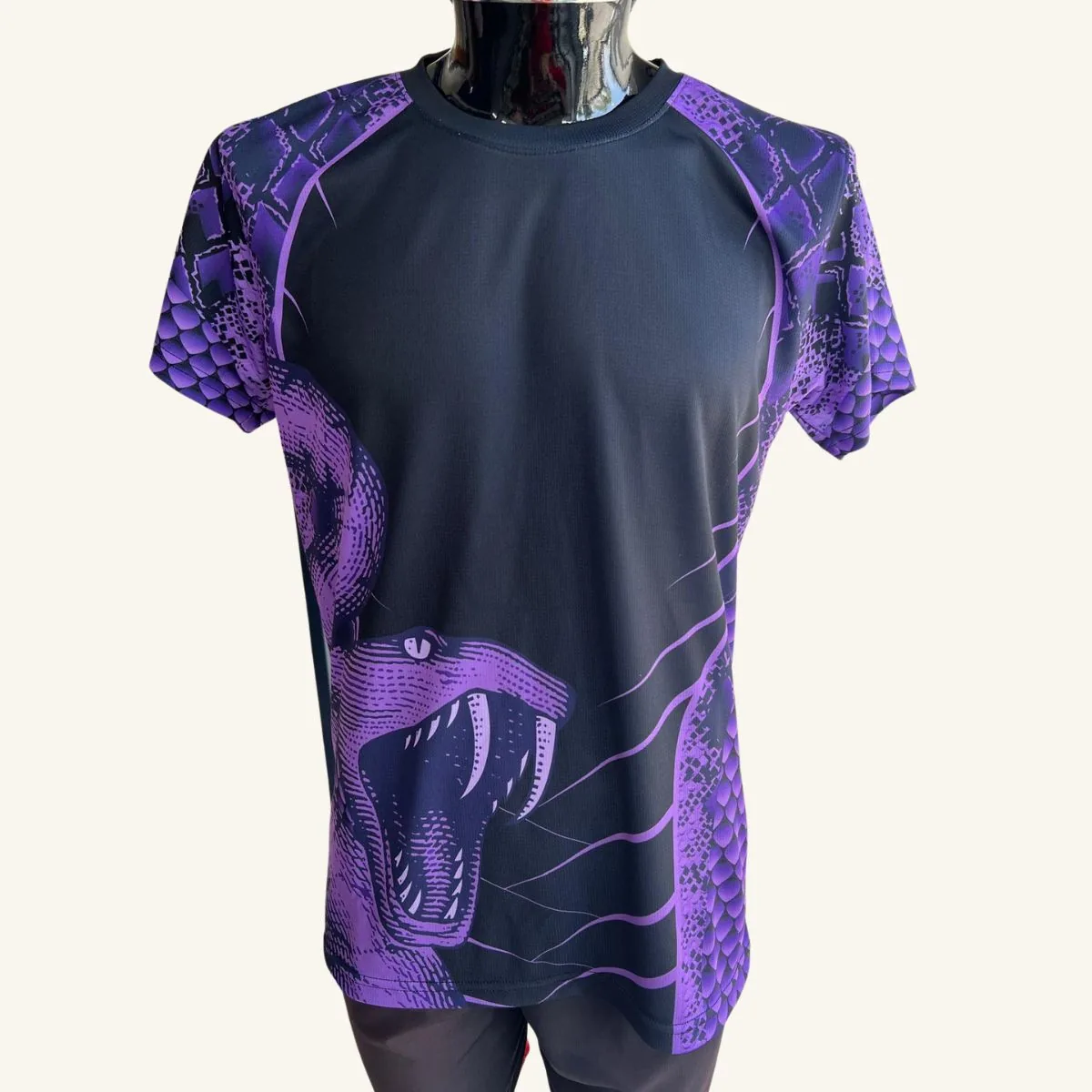 Playera de fútbol personalizada con diseño de cobra morada, vista frontal