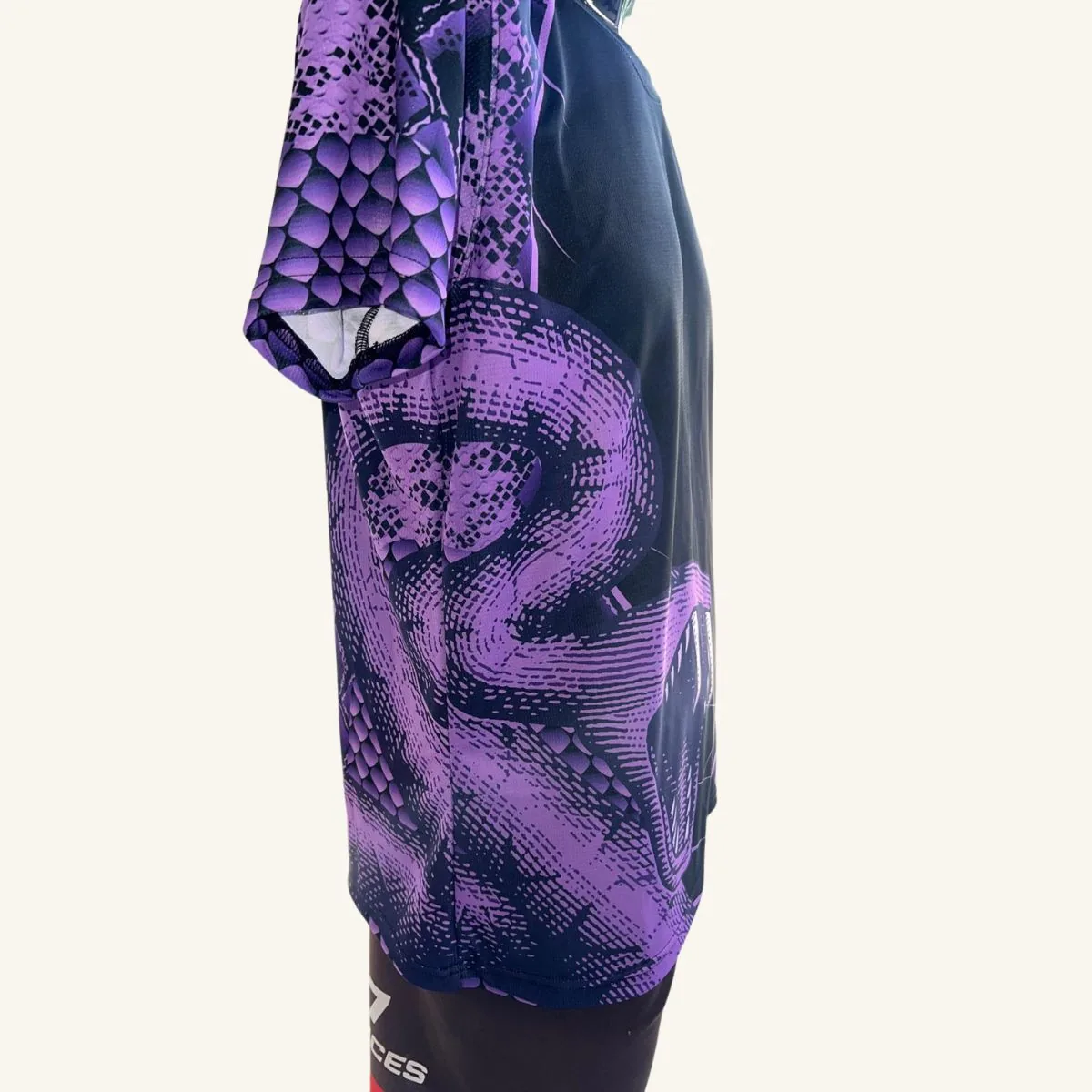 Playera de fútbol personalizada con diseño de cobra morada, vista lateral
