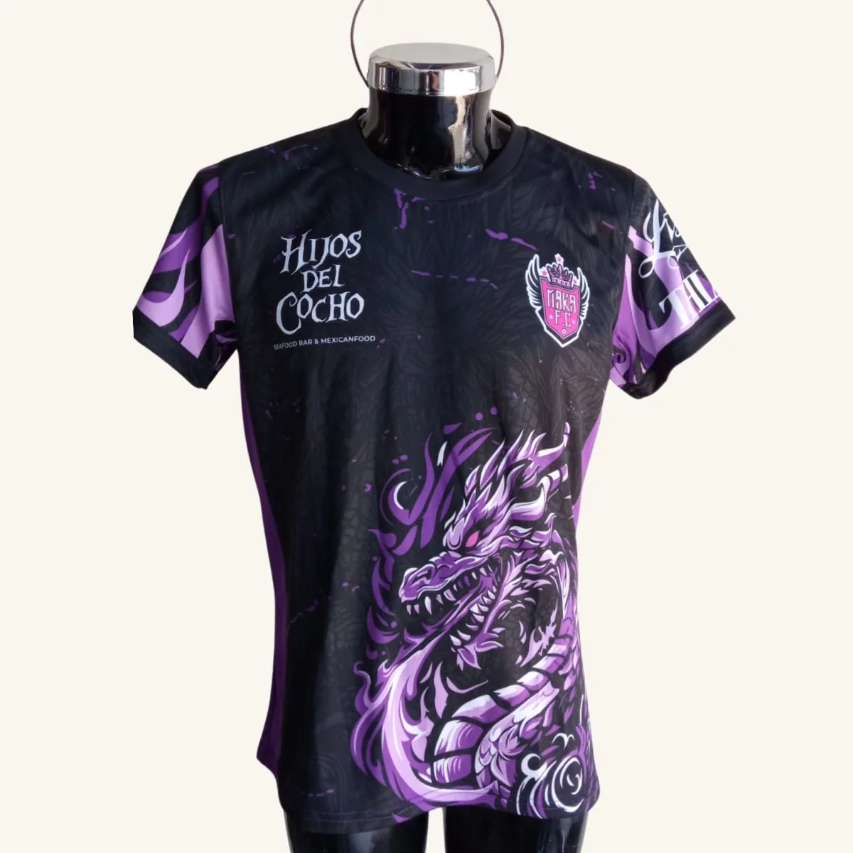 Uniforme de fútbol personalizado para el equipo Hijos del Cocho con dragón morado