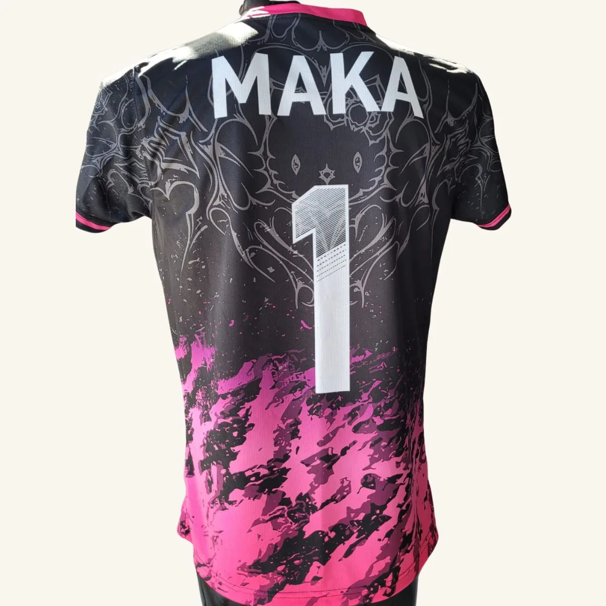 Playera de fútbol personalizada Maka F.C., vista trasera con nombre y número