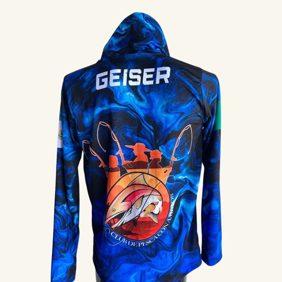 Jersey de pesca personalizado Club de Pesca con Amigos, vista trasera con nombre bordado