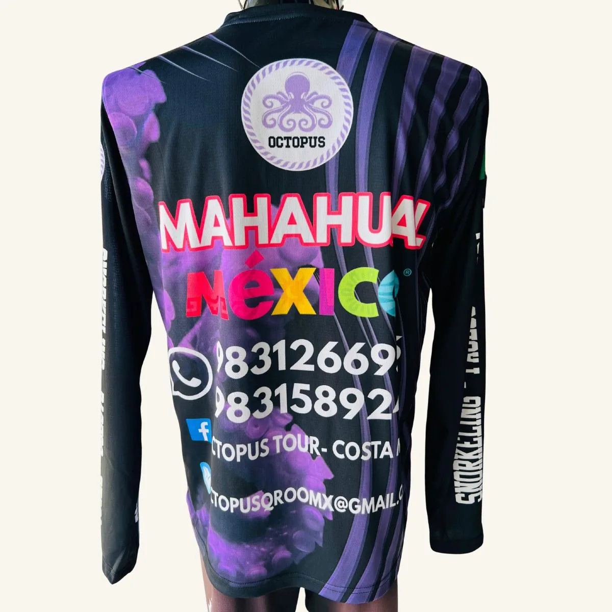 Jersey personalizado para tour en Mahahual, vista trasera con datos de contacto