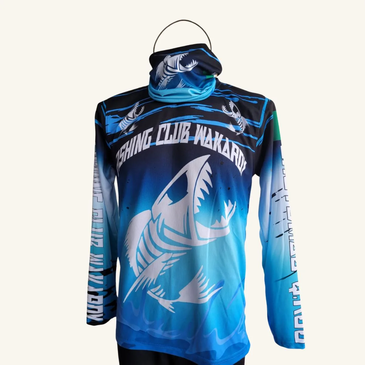 Jersey de pesca personalizado para Fishing Club Wakardy, vista trasera con diseño de tiburón