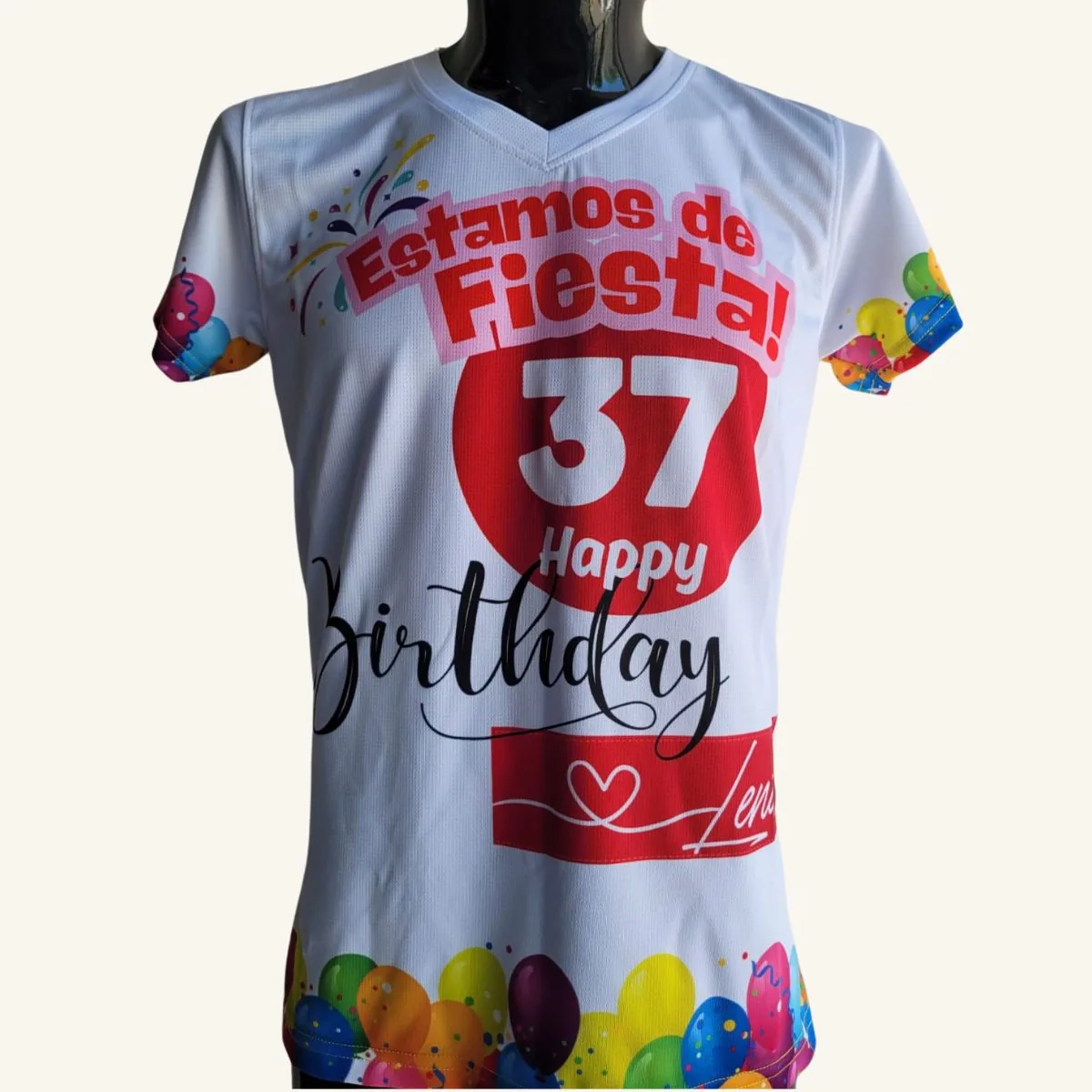 Playera personalizada de cumpleaños con mensaje "¡Estamos de fiesta! 37 Happy Birthday" y nombre