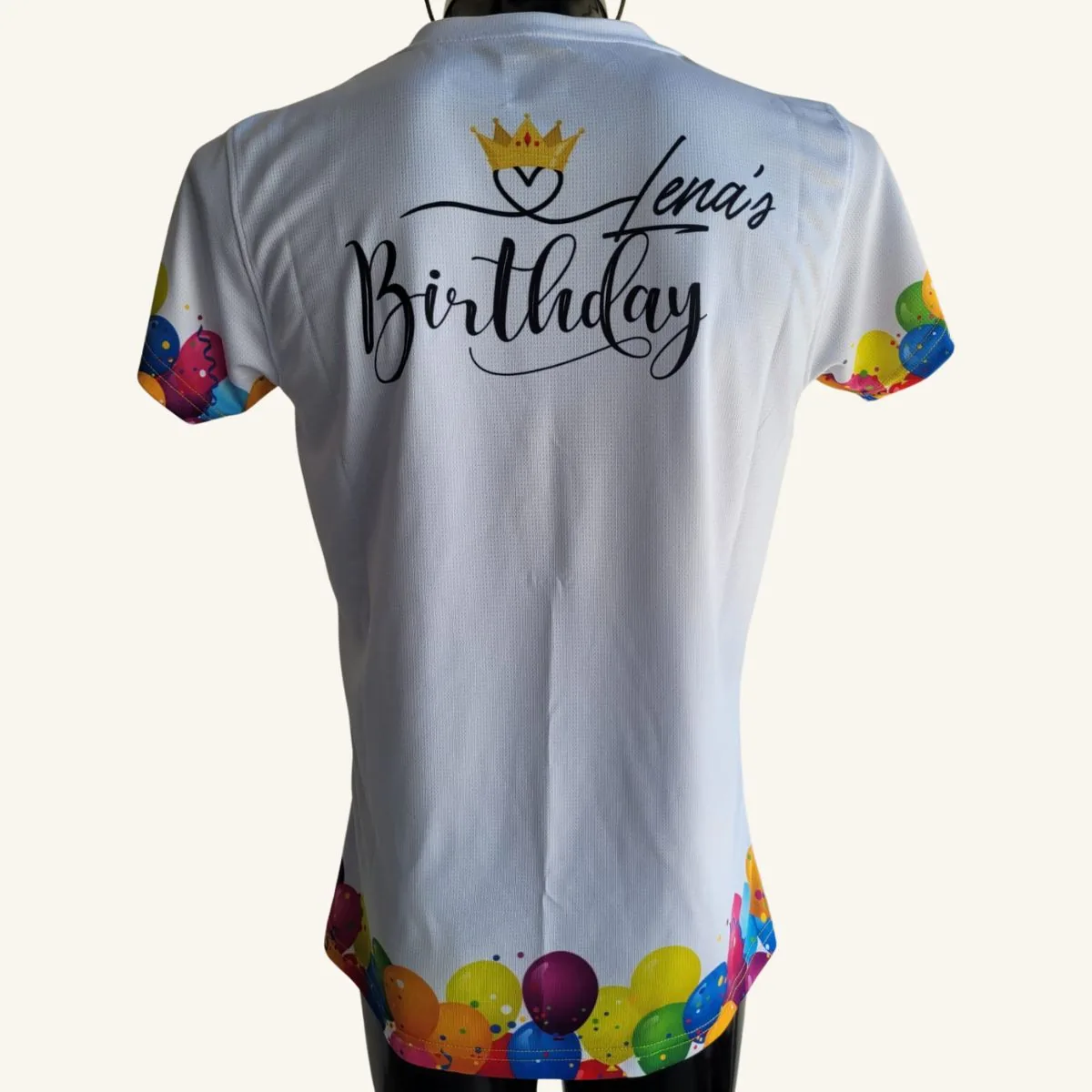 Playera personalizada de cumpleaños con texto "Lena's Birthday", corona y globos