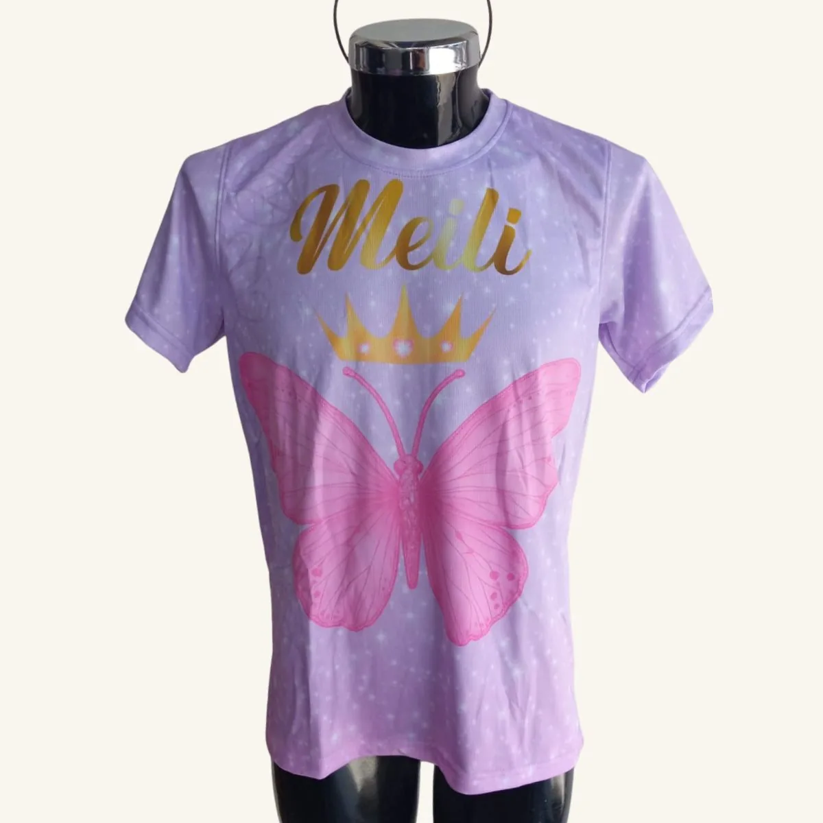 Playera personalizada con nombre "Meili", corona y mariposa, color lila