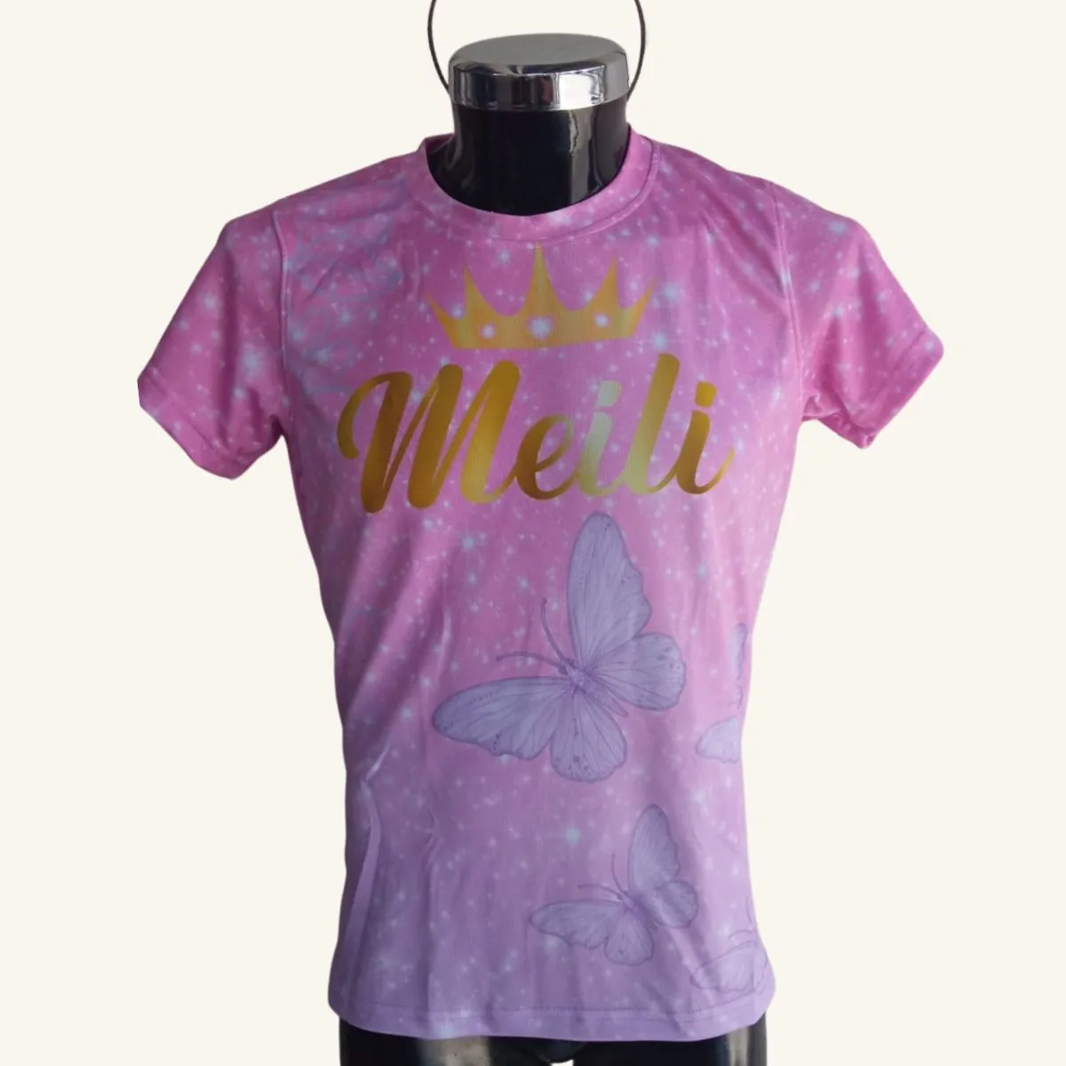Playera personalizada con nombre "Meili", corona y mariposas, color rosa