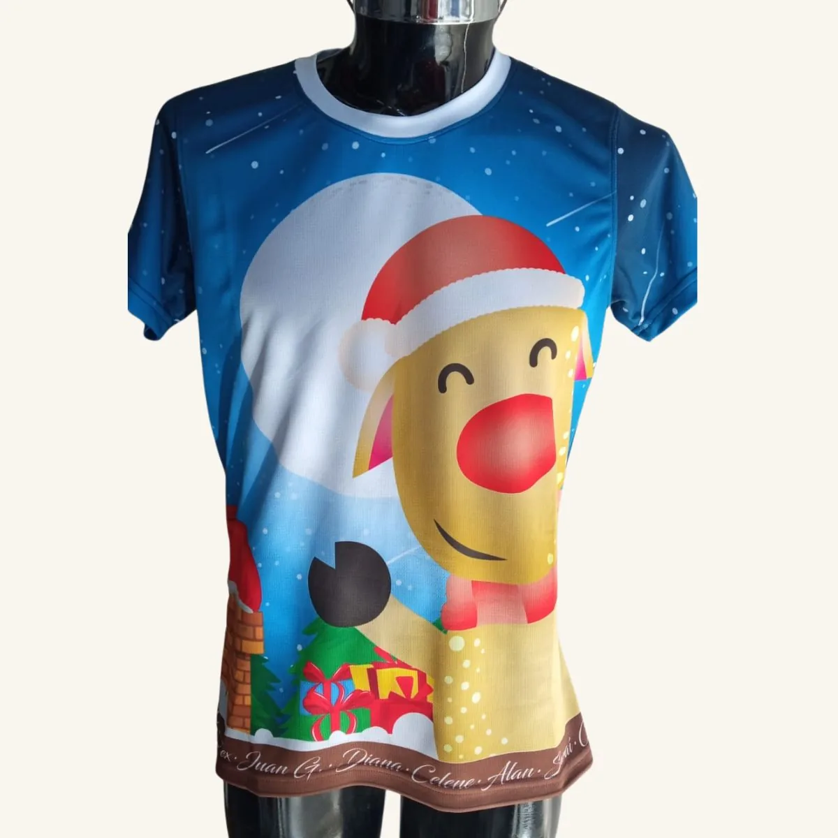 Playera personalizada navideña con diseño de reno y gorro de Santa