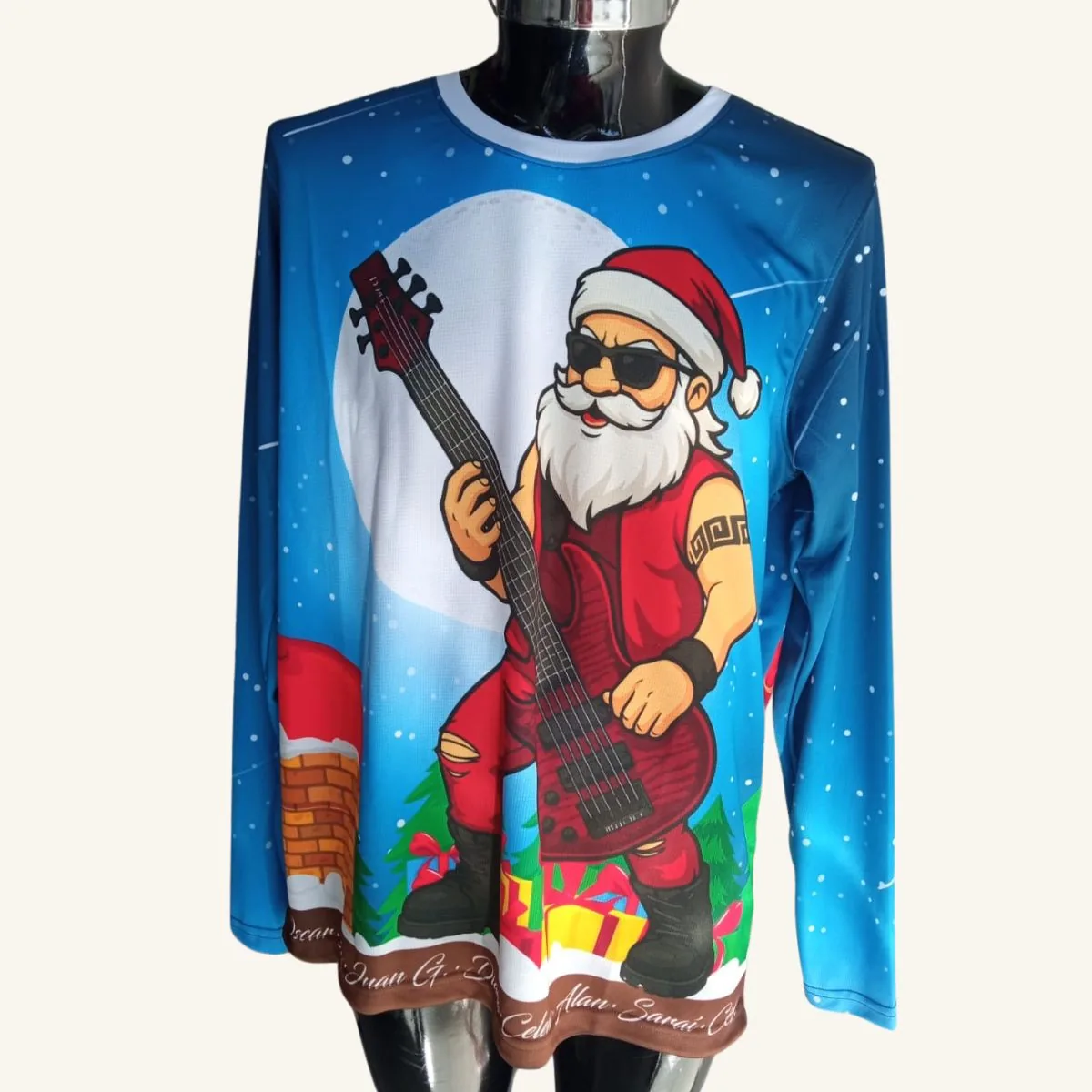 Playera personalizada navideña de manga larga con Santa Claus rockero y guitarra