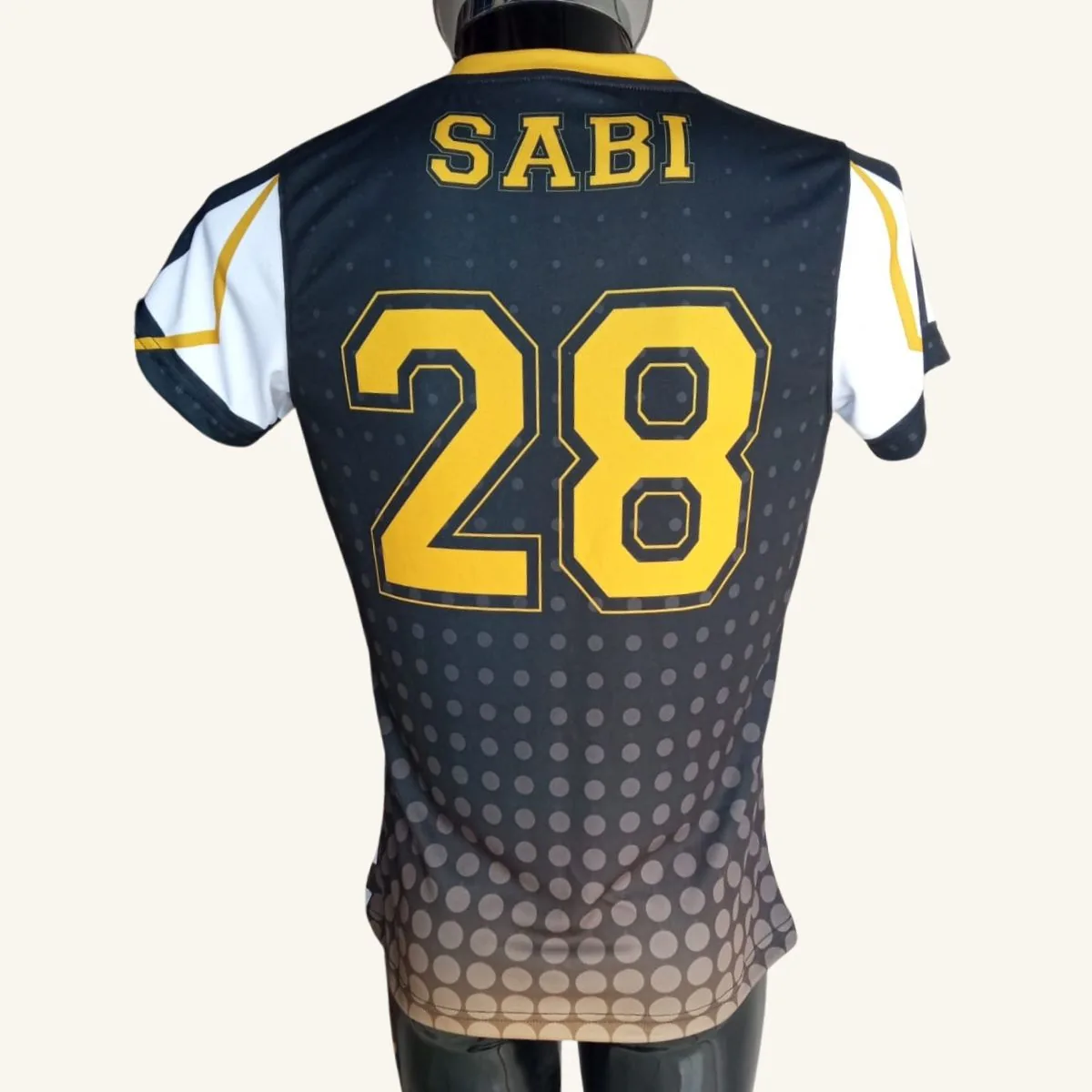 Uniforme de voleibol blanco y dorado, vista trasera con nombre y número