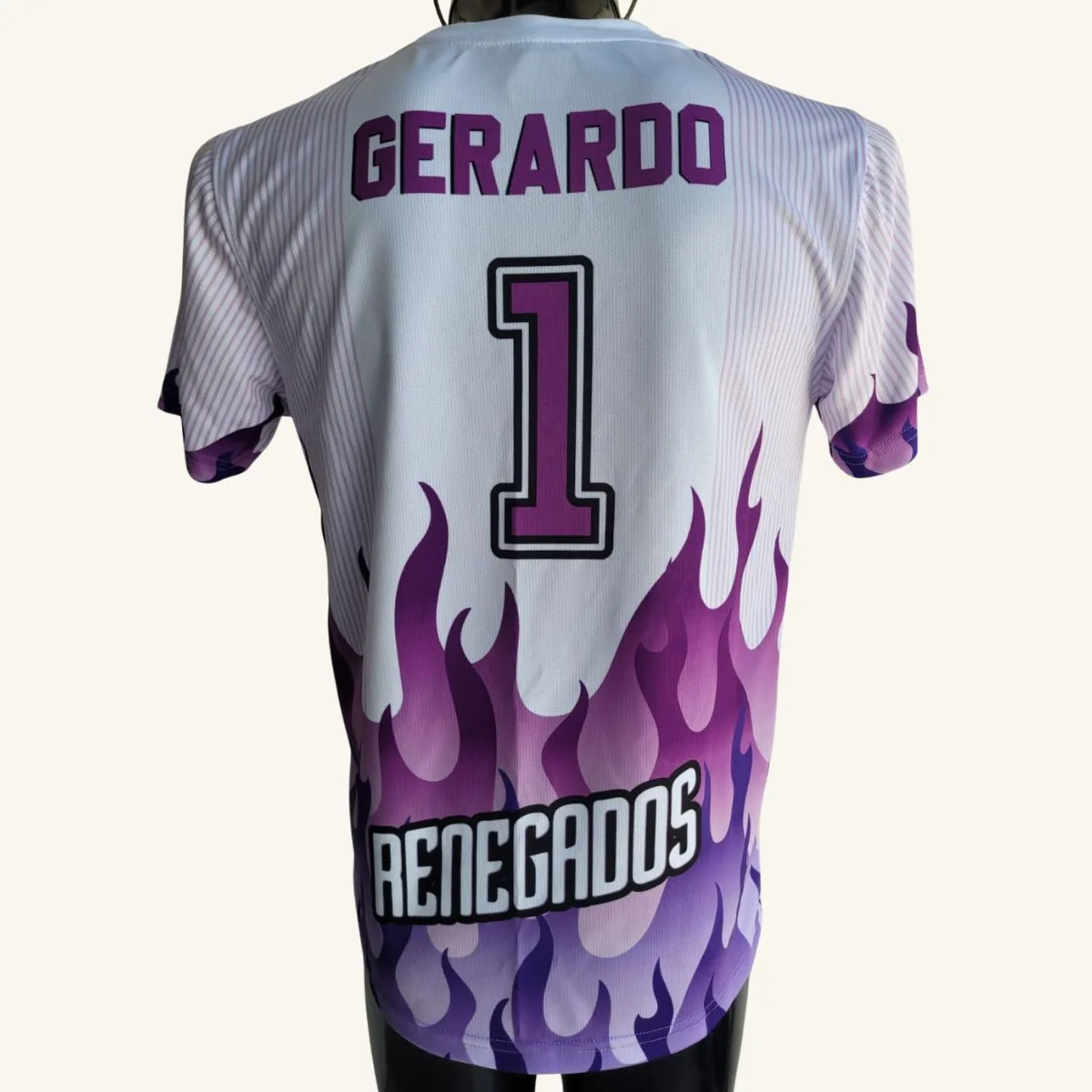 Uniforme de voleibol Renegados morado, vista trasera con nombre y número