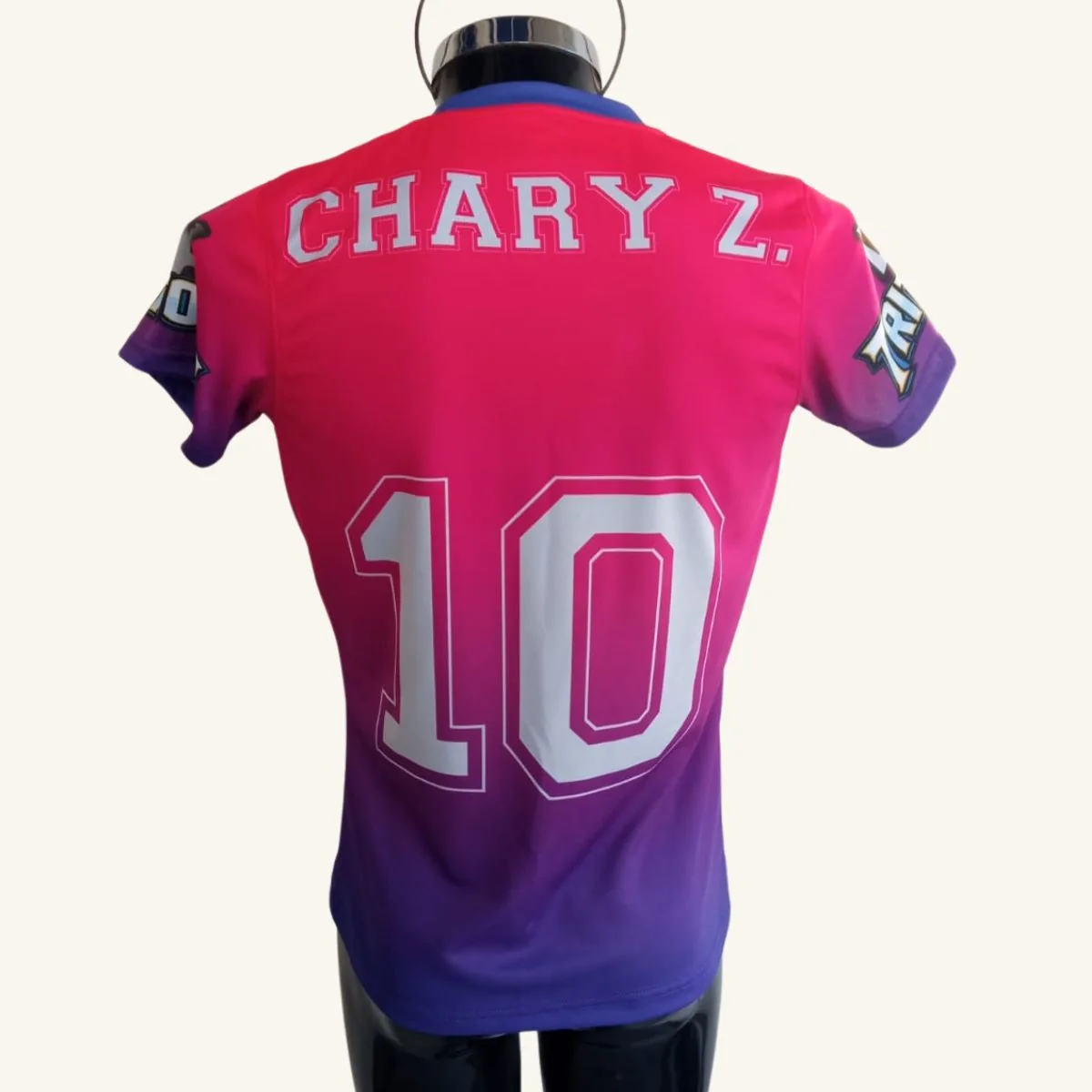 Uniforme de voleibol Tritones, vista trasera con nombre y número