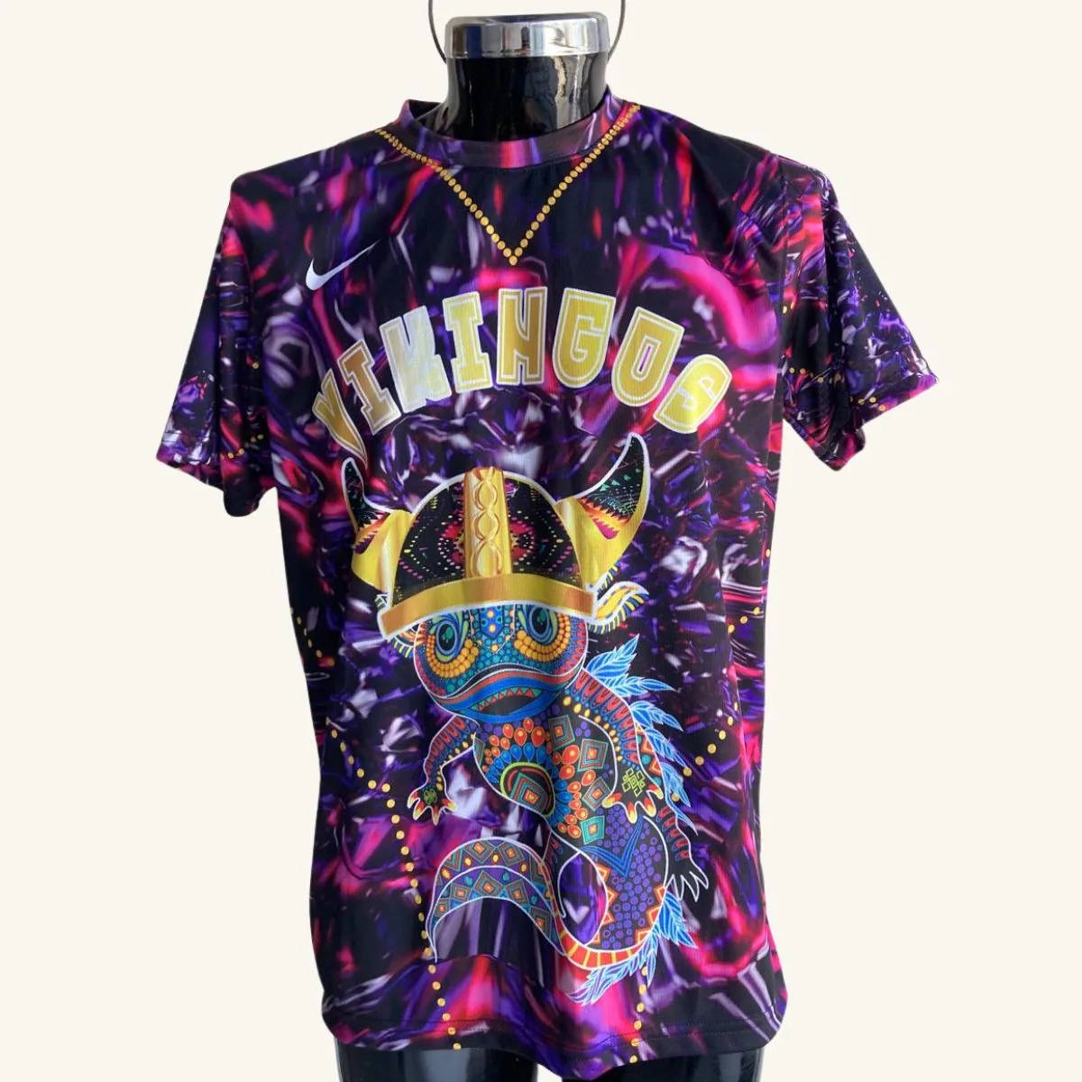 Uniforme de voleibol personalizado para equipo Vikingos con diseño de alebrije, vista frontal